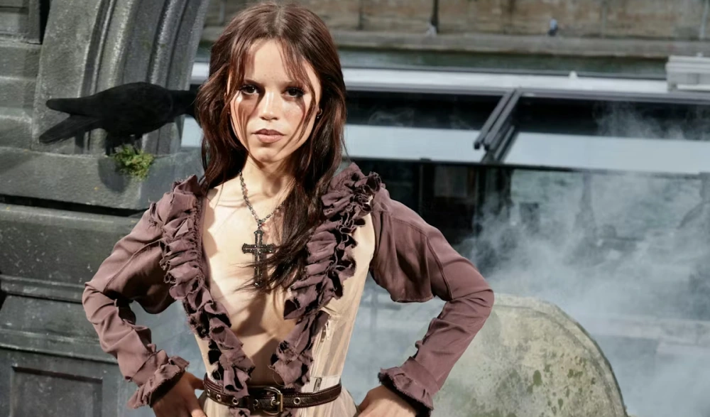 Celebrity-Inspired Fall Hair Colors 2025 You’ll Love 3 jenna ortega’s rusty chocolate