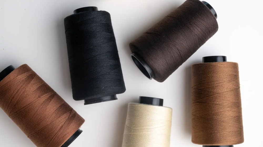 Best Thread for Hand Tied Extensions: Cotton vs Nylon Thread 1 cotton thread in hair extension weft application