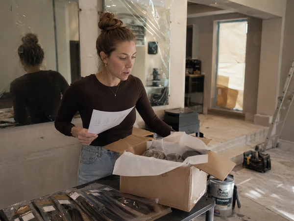 wholesale-salons 57 First-time salon founder in the United States unboxing her opening Alpha Hair hair extension order inside a newly built salon